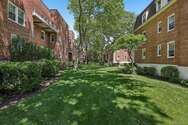 22 Hamilton Place I3, Garden City, NY 11530