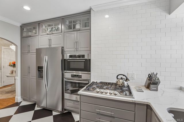 22 Hamilton Place I3, Garden City, NY 11530