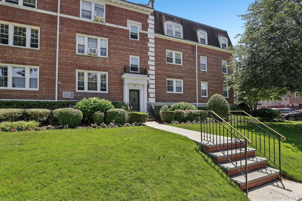 22 Hamilton Place I3, Garden City, NY 11530