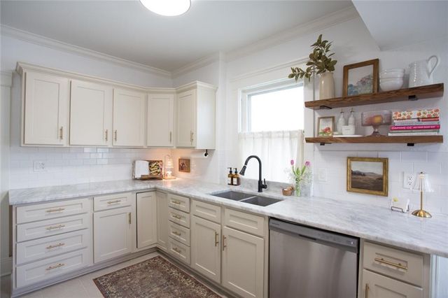 3915 Charlotte Street, Kansas City, MO 64110