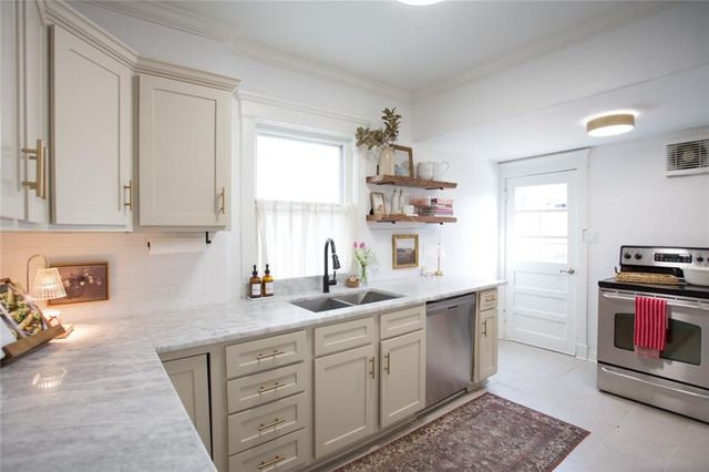 3915 Charlotte Street, Kansas City, MO 64110