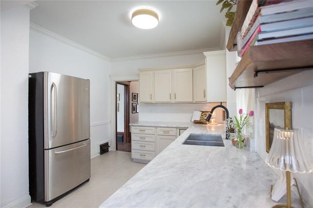 3915 Charlotte Street, Kansas City, MO 64110