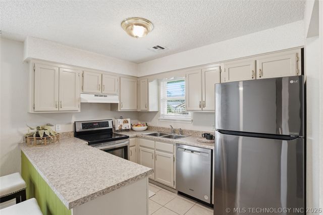 14027 S Hickory Place, Glenpool, OK 74033