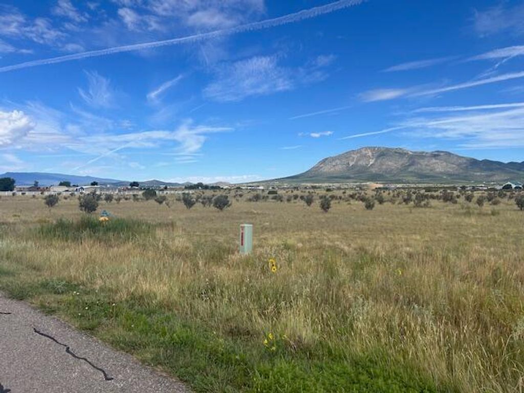 Image 2 of property listing at 8 Equestrian Park Road, Edgewood, NM 87015