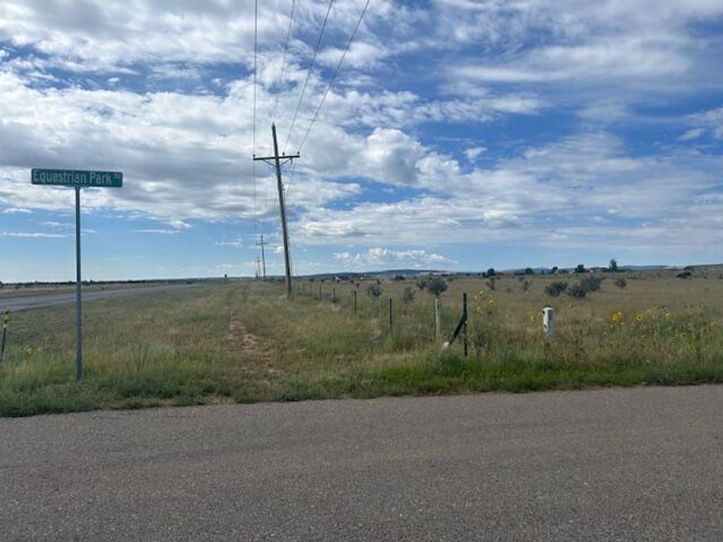 Image 3 of property listing at 8 Equestrian Park Road, Edgewood, NM 87015