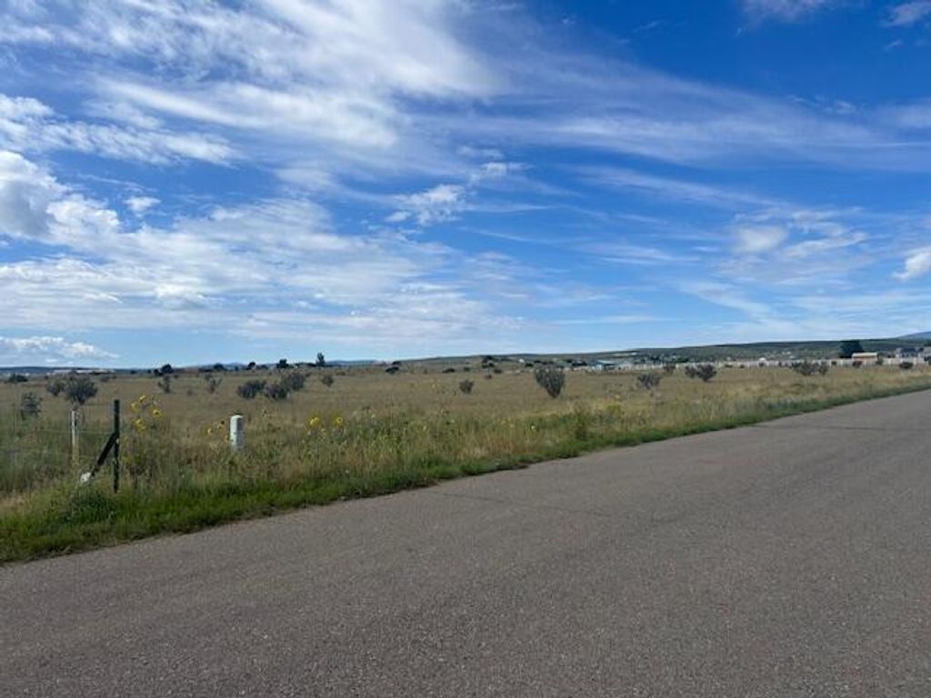 Image 4 of property listing at 8 Equestrian Park Road, Edgewood, NM 87015