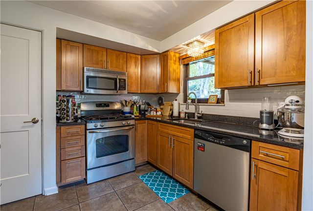 624 Fort Couch Rd, Upper St Clair, PA 15241