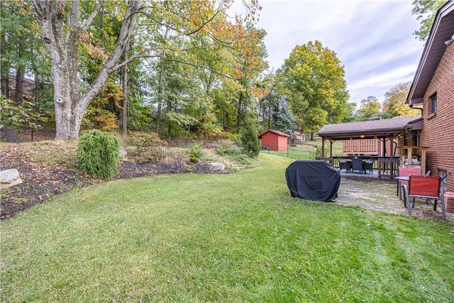 624 Fort Couch Rd, Upper St Clair, PA 15241