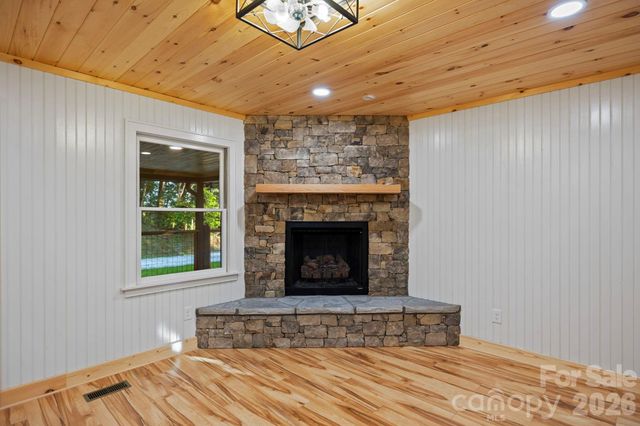 327 Flat Ridge Drive, Lake Toxaway, NC 28774