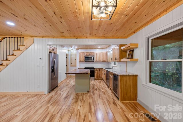327 Flat Ridge Drive, Lake Toxaway, NC 28774