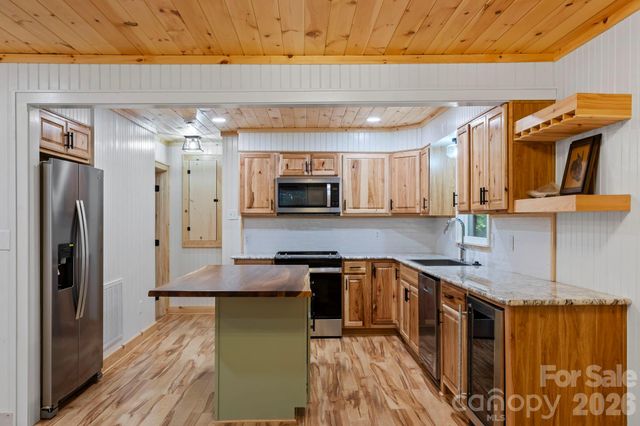 327 Flat Ridge Drive, Lake Toxaway, NC 28774