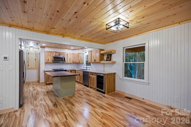 327 Flat Ridge Drive, Lake Toxaway, NC 28774