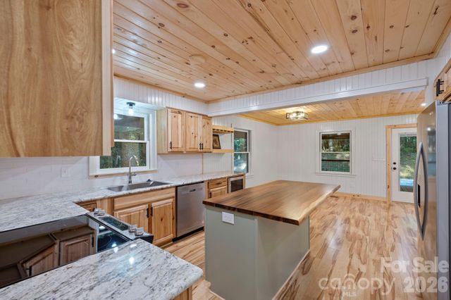 327 Flat Ridge Drive, Lake Toxaway, NC 28774