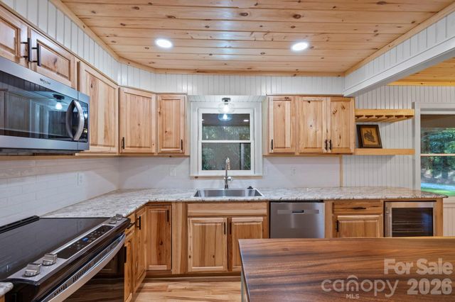 327 Flat Ridge Drive, Lake Toxaway, NC 28774