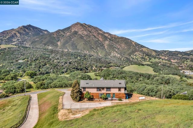 530 Leon Way, Clayton, CA 94517