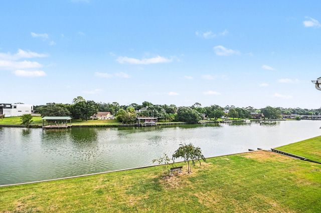 18511 Egret Bay Boulevard 102, Webster, TX 77058