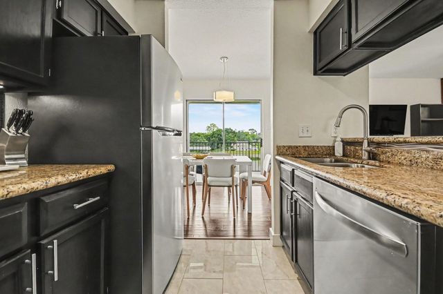 18511 Egret Bay Boulevard 102, Webster, TX 77058
