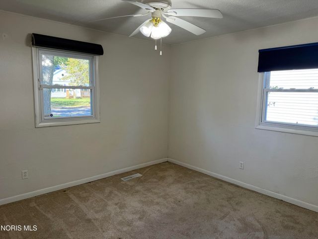 886 Lochhaven Boulevard, Maumee, OH 43537