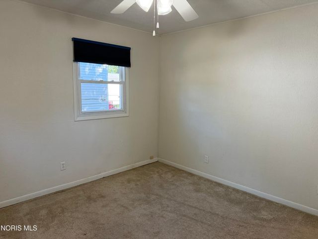 886 Lochhaven Boulevard, Maumee, OH 43537