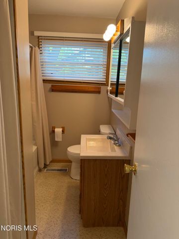 886 Lochhaven Boulevard, Maumee, OH 43537