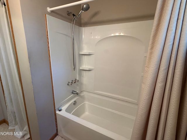 886 Lochhaven Boulevard, Maumee, OH 43537