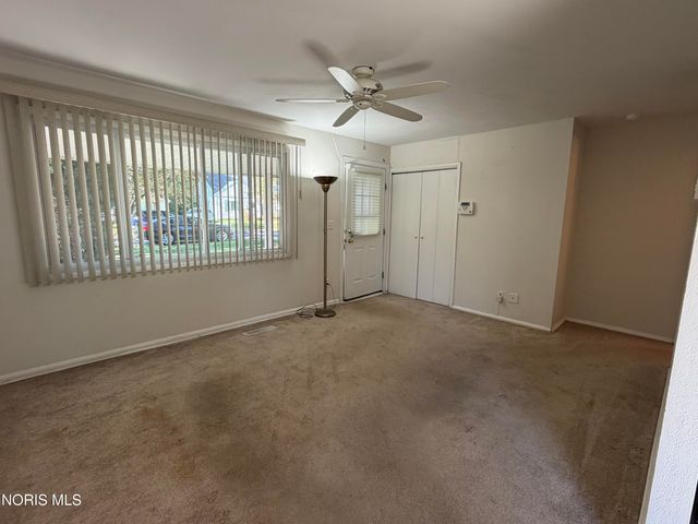 886 Lochhaven Boulevard, Maumee, OH 43537
