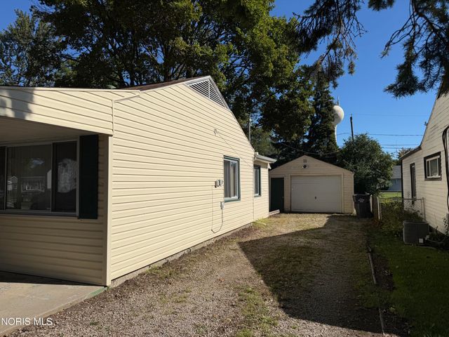 886 Lochhaven Boulevard, Maumee, OH 43537