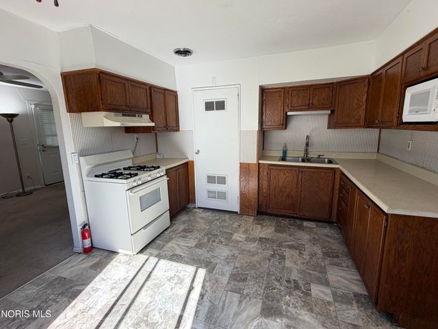 886 Lochhaven Boulevard, Maumee, OH 43537