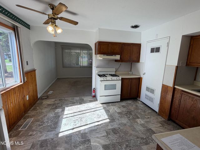 886 Lochhaven Boulevard, Maumee, OH 43537