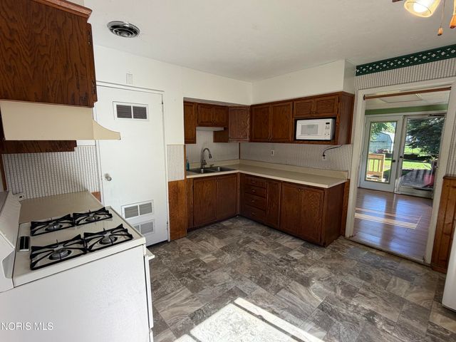 886 Lochhaven Boulevard, Maumee, OH 43537