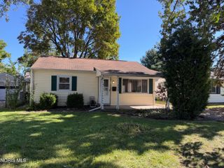 886 Lochhaven Boulevard, Maumee, OH 43537