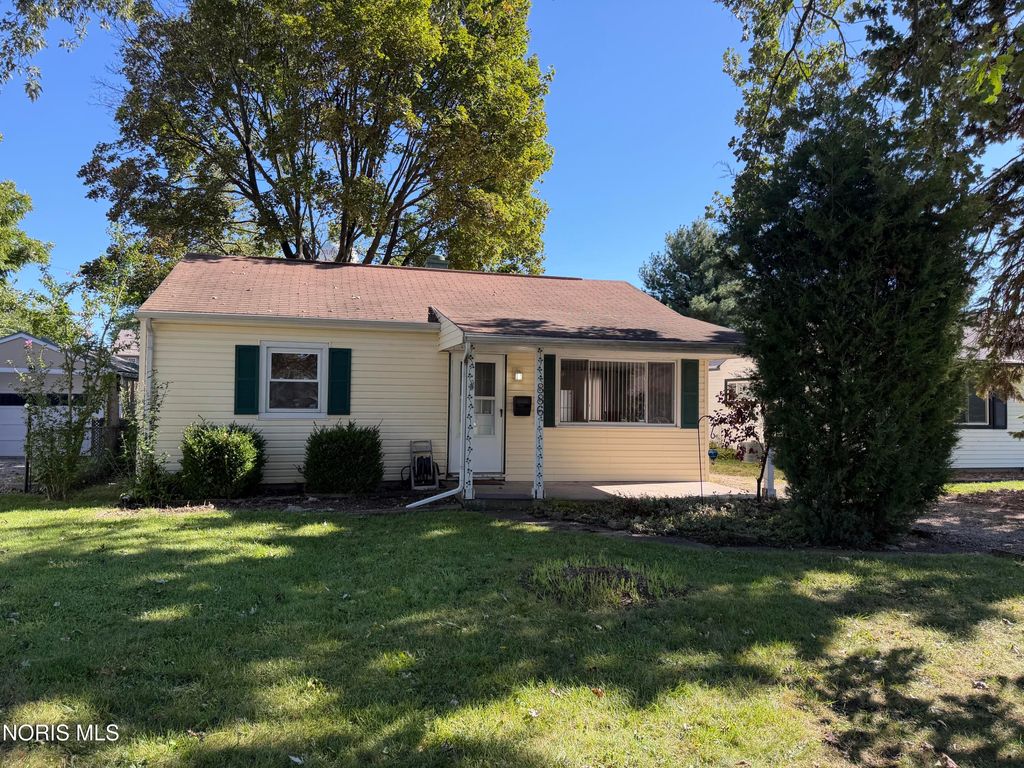 886 Lochhaven Boulevard, Maumee, OH 43537