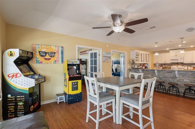 876 Kahla Drive, Crystal Beach, TX 77650