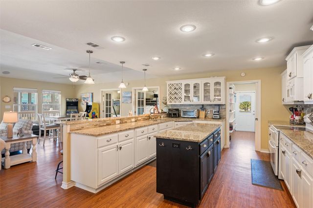 876 Kahla Drive, Crystal Beach, TX 77650