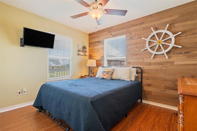 876 Kahla Drive, Crystal Beach, TX 77650