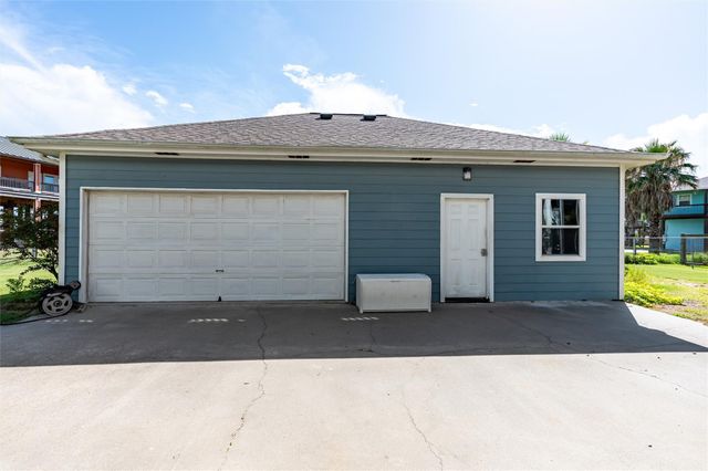 876 Kahla Drive, Crystal Beach, TX 77650