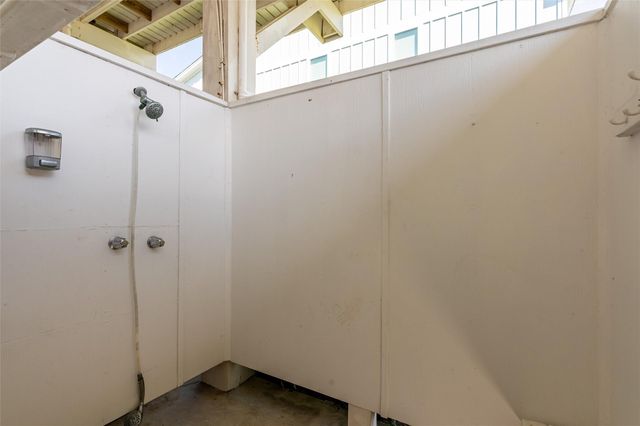 876 Kahla Drive, Crystal Beach, TX 77650