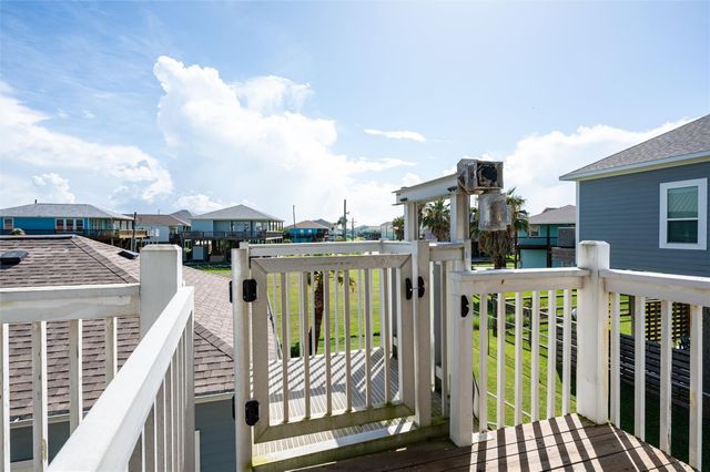 876 Kahla Drive, Crystal Beach, TX 77650