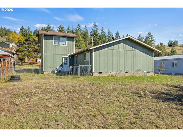 1826 22ND St, Myrtle Point, OR 97458