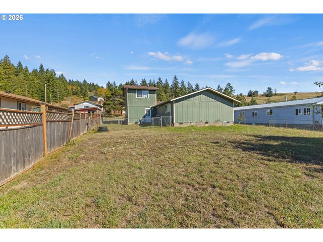 1826 22ND St, Myrtle Point, OR 97458