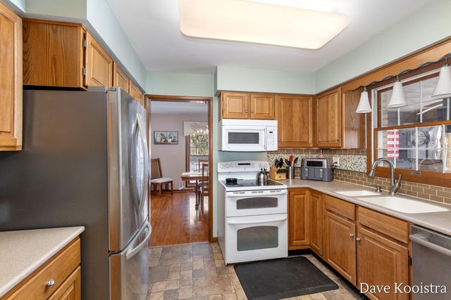 907 N Glenwood Drive, Hastings, MI 49058