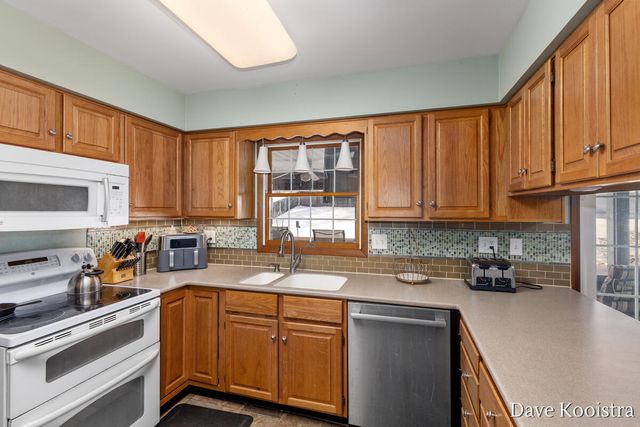 907 N Glenwood Drive, Hastings, MI 49058