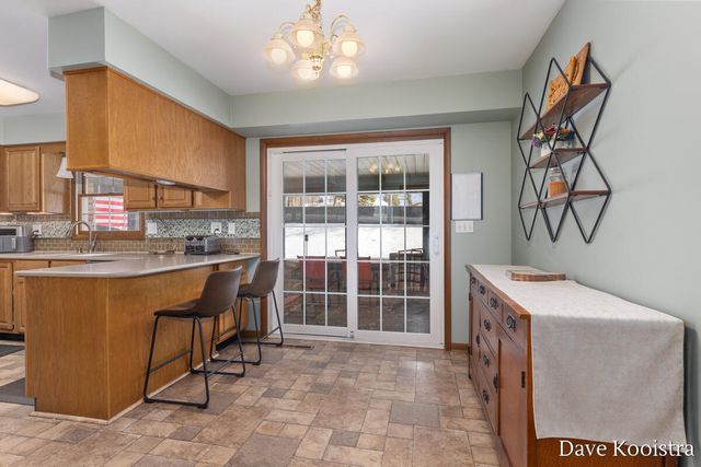 907 N Glenwood Drive, Hastings, MI 49058