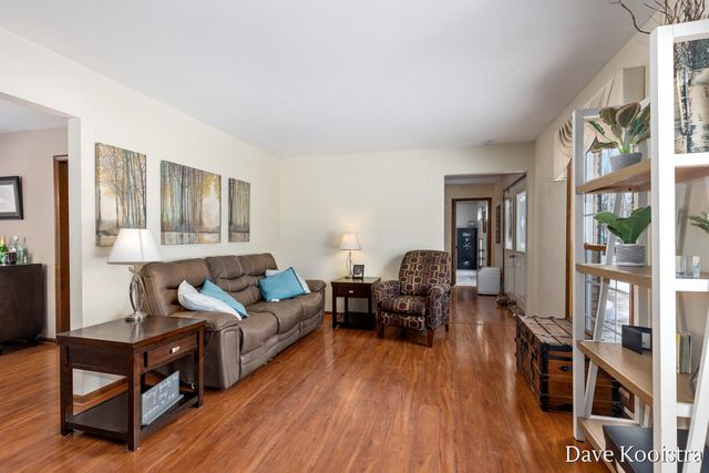 907 N Glenwood Drive, Hastings, MI 49058