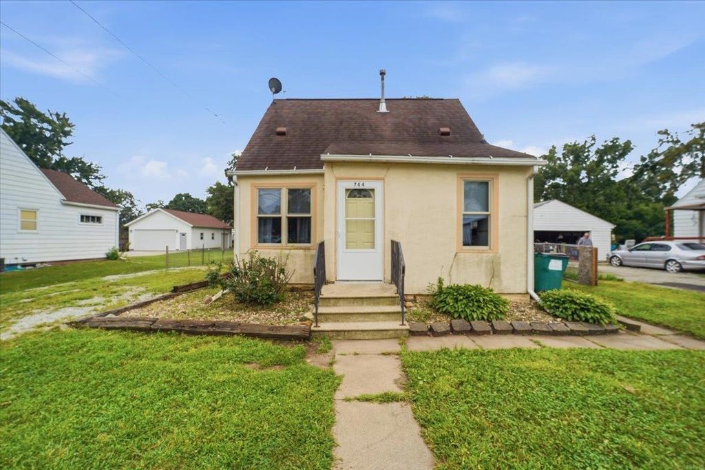 744 Central Avenue, Evansdale, IA 50707