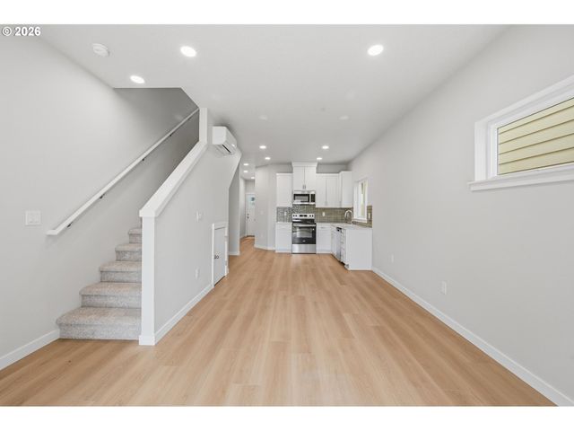 1228 Se 151 St Ave, Portland, OR 97233