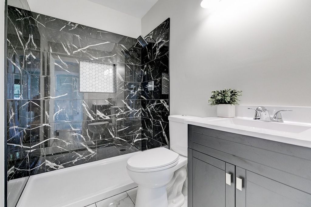 1437 E Pleasant View Drive, Des Moines, IA 50320