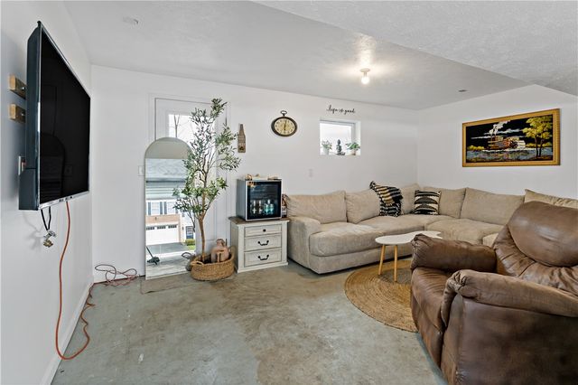 259 Grace Manor Dr, Robinson Twp, PA 15108