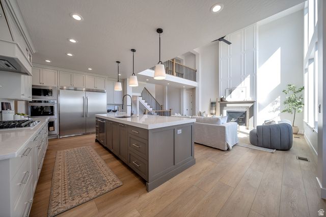 695 W HIDDEN FARM DR, Farmington, UT 84025