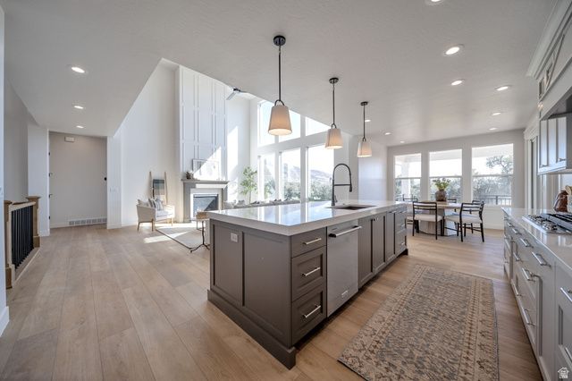 695 W HIDDEN FARM DR, Farmington, UT 84025